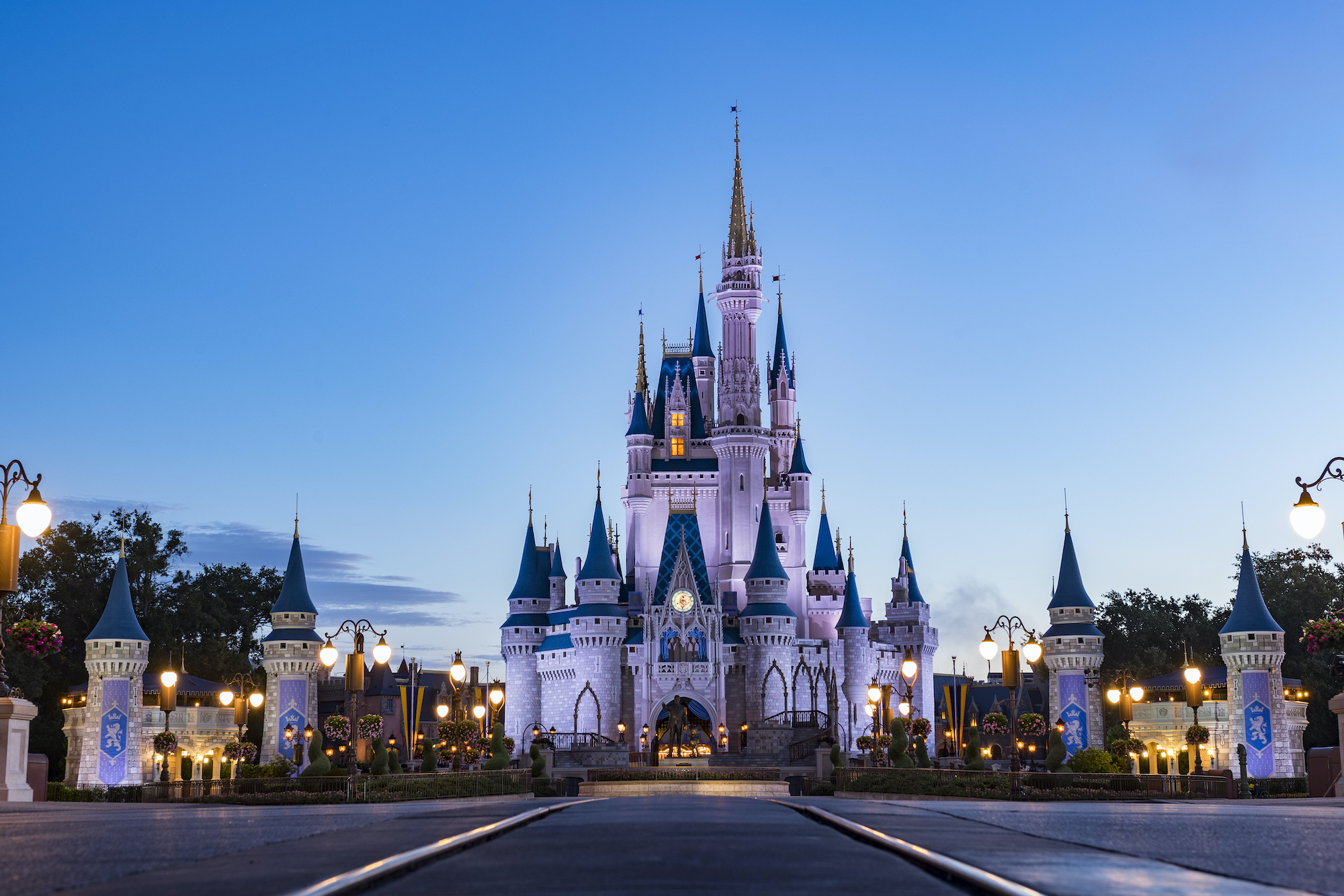 No Magic Kingdom você poderá desfrutar das clássicas atrações da Disney, lindos espetáculos de fogos de artifício e musicais, além da companhia dos seus personagens favoritos da Disney World.Entre os principais destaques estão o Castelo da Cinderela, as montanhas-russas Space Mountain e Seven Dwarf Mine Train, o desfile Disney Festival of Fantasy e o espetáculo de fogos de artifício Happily Ever After.