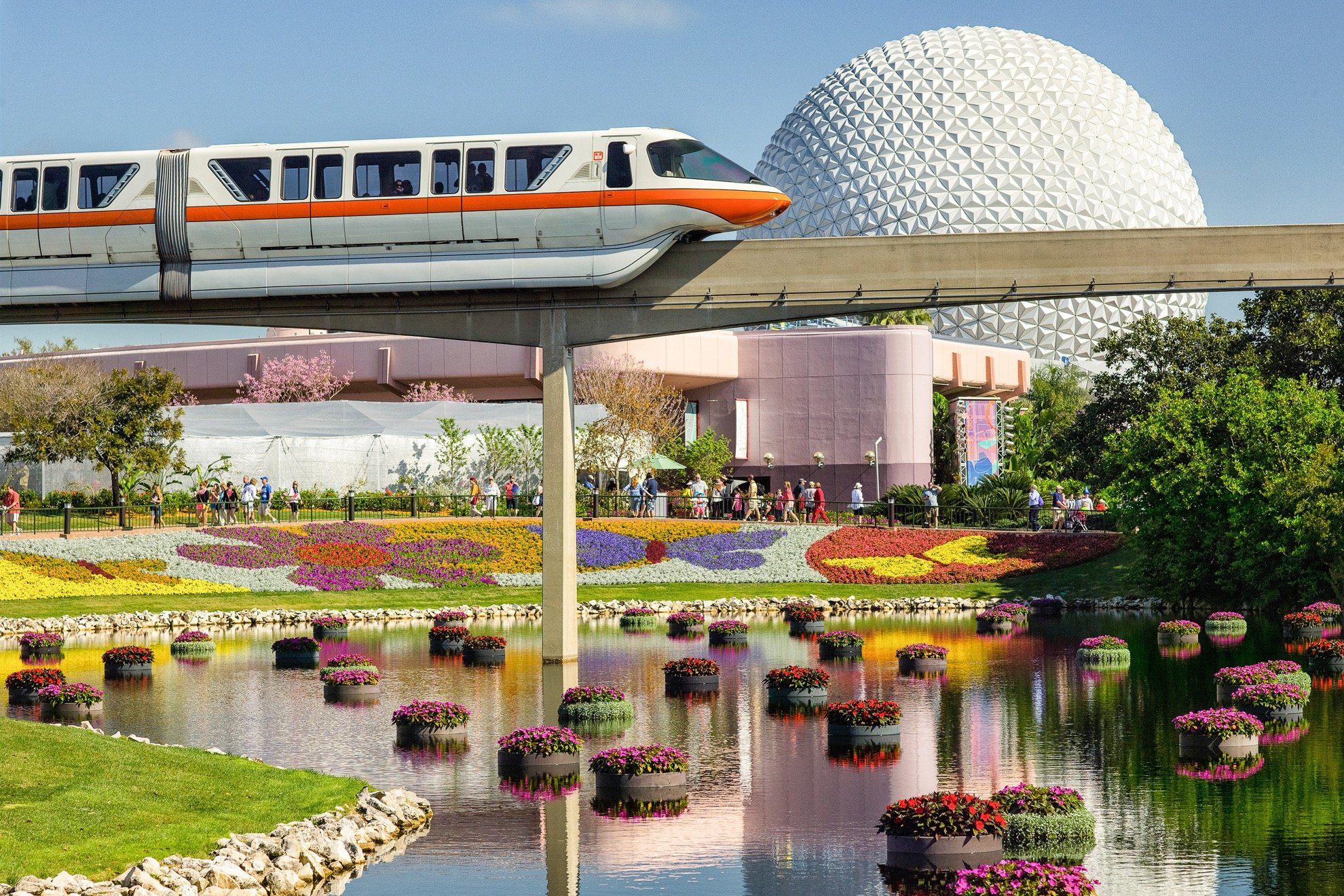 No Epcot, você descobrirá as culturas do mundo em seus incríveis pavilhões internacionais, se divertirá nas suas emocionantes atrações e viverá um dia diferente junto à melhor tecnologia. Tem até restaurantes temáticos com especialidades de diversos países! Outro destaque é a famosa Spaceship Earth, o principal símbolo do parque.